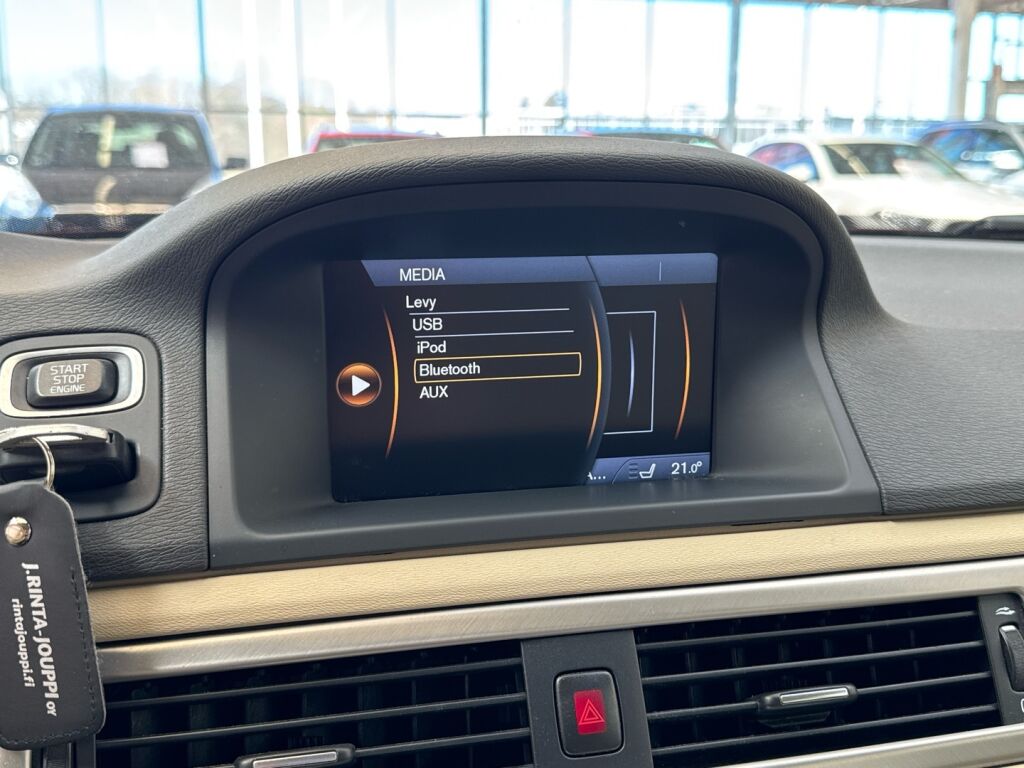 Volvo V70 2014 Punainen