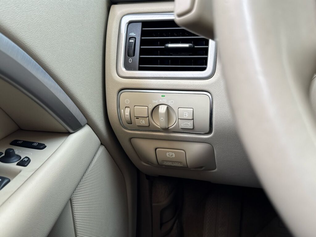 Volvo V70 2014 Punainen