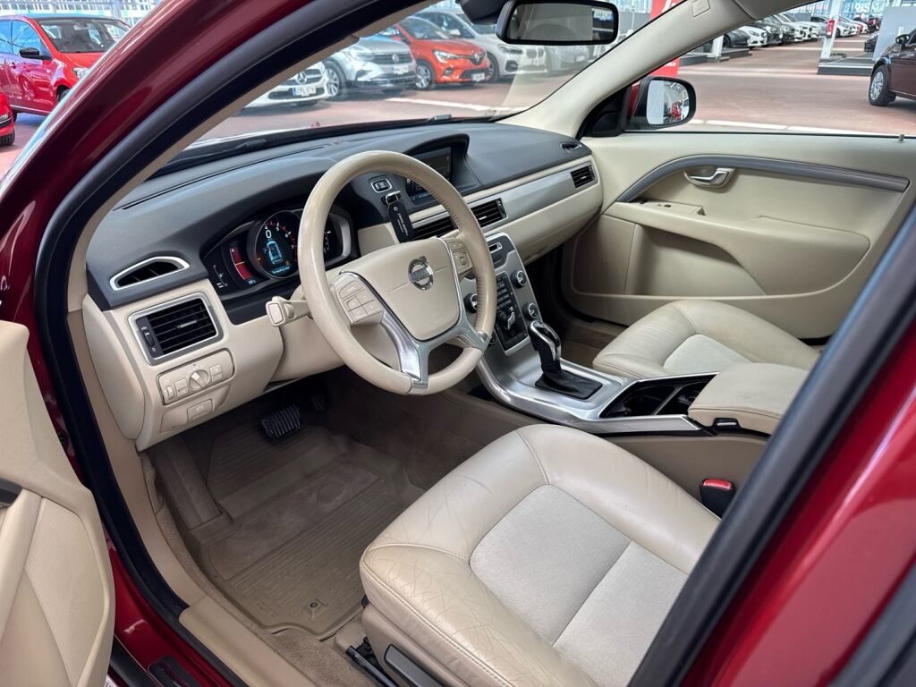 Volvo V70 2014 Punainen