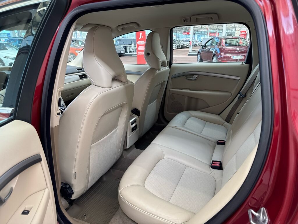 Volvo V70 2014 Punainen