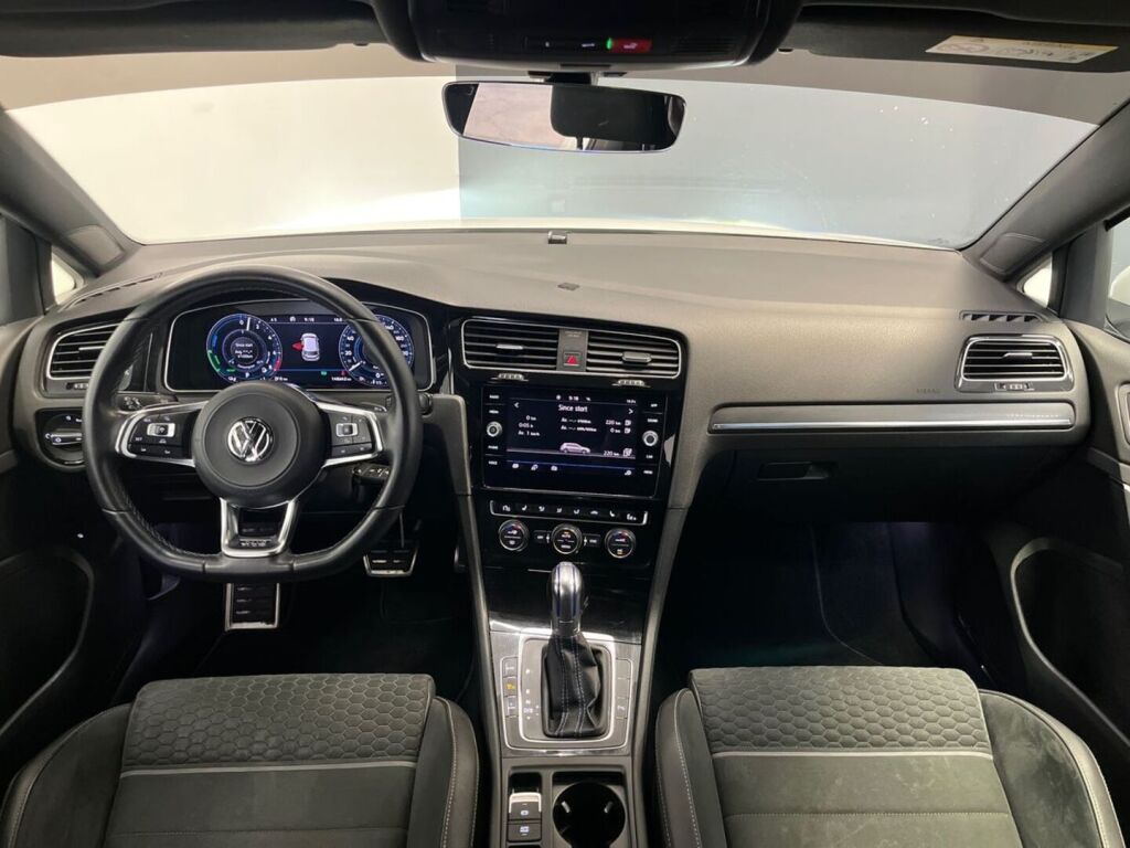 Volkswagen Golf 2018 Valkoinen