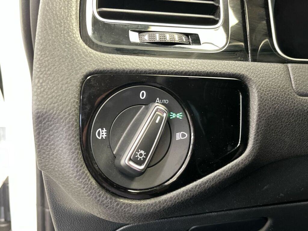 Volkswagen Golf 2018 Valkoinen