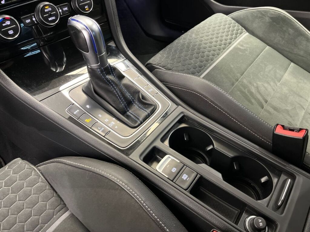 Volkswagen Golf 2018 Valkoinen