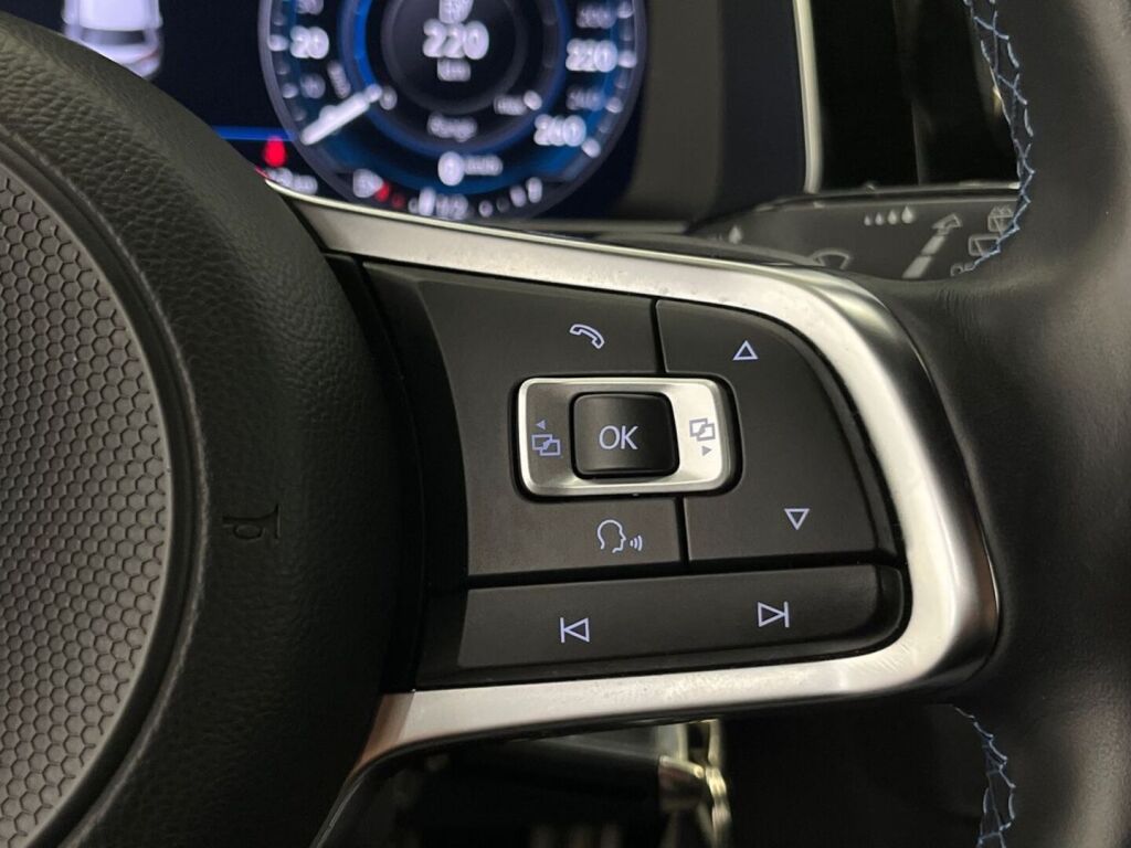 Volkswagen Golf 2018 Valkoinen