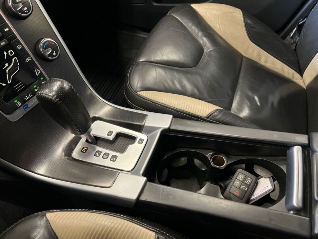 Volvo XC60 2011 Musta