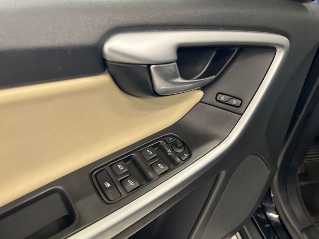 Volvo XC60 2011 Musta