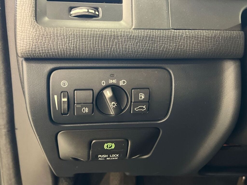 Volvo XC60 2011 Musta
