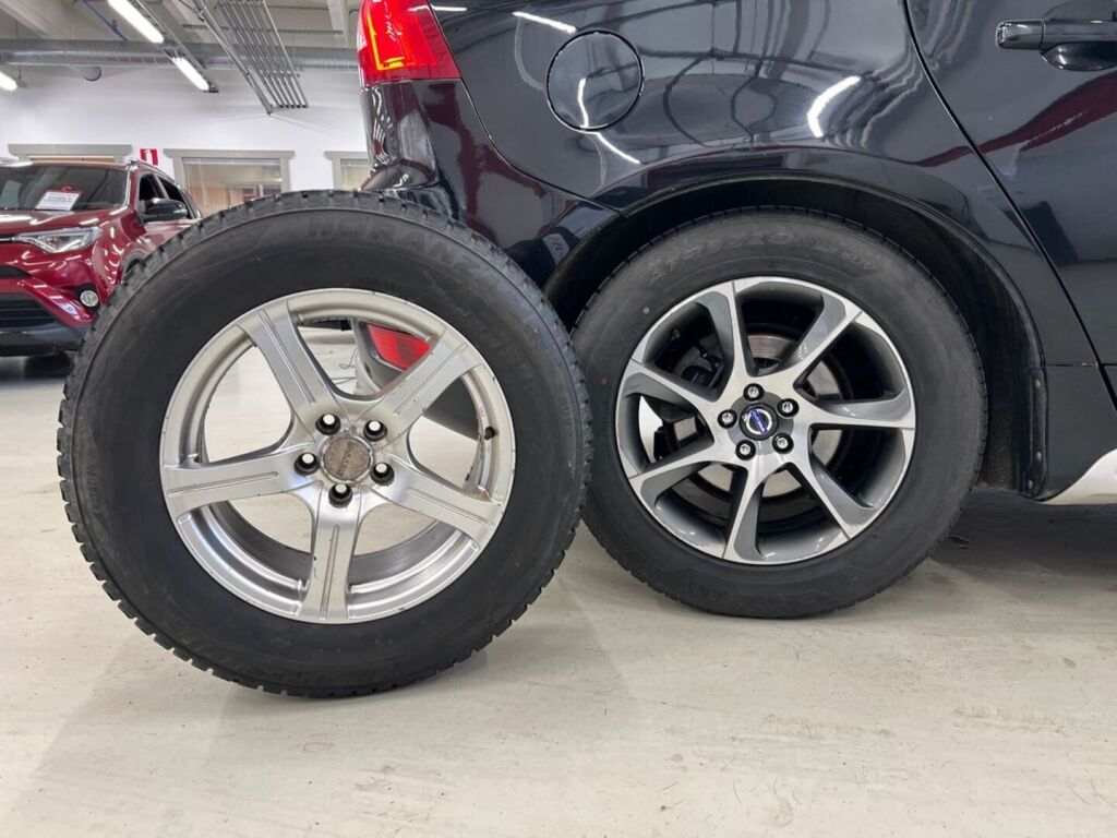 Volvo XC60 2011 Musta