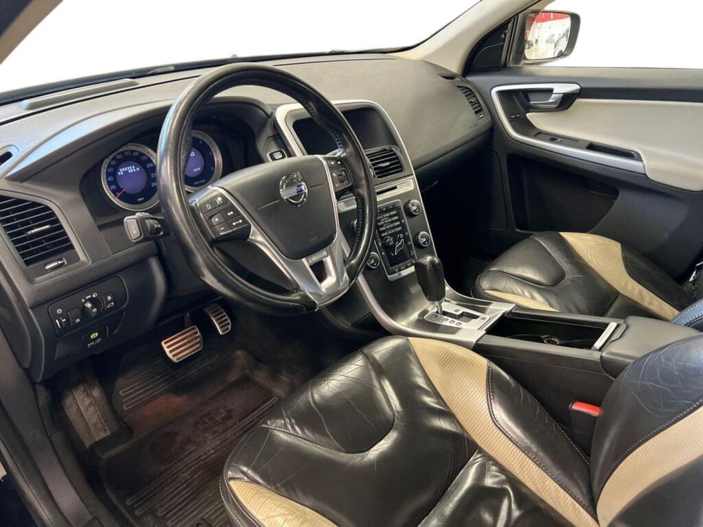 Volvo XC60 2011 Musta