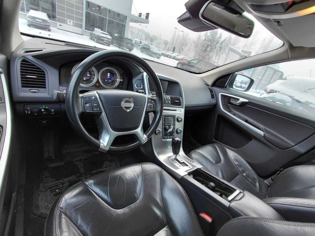 Volvo XC60 2011 Musta