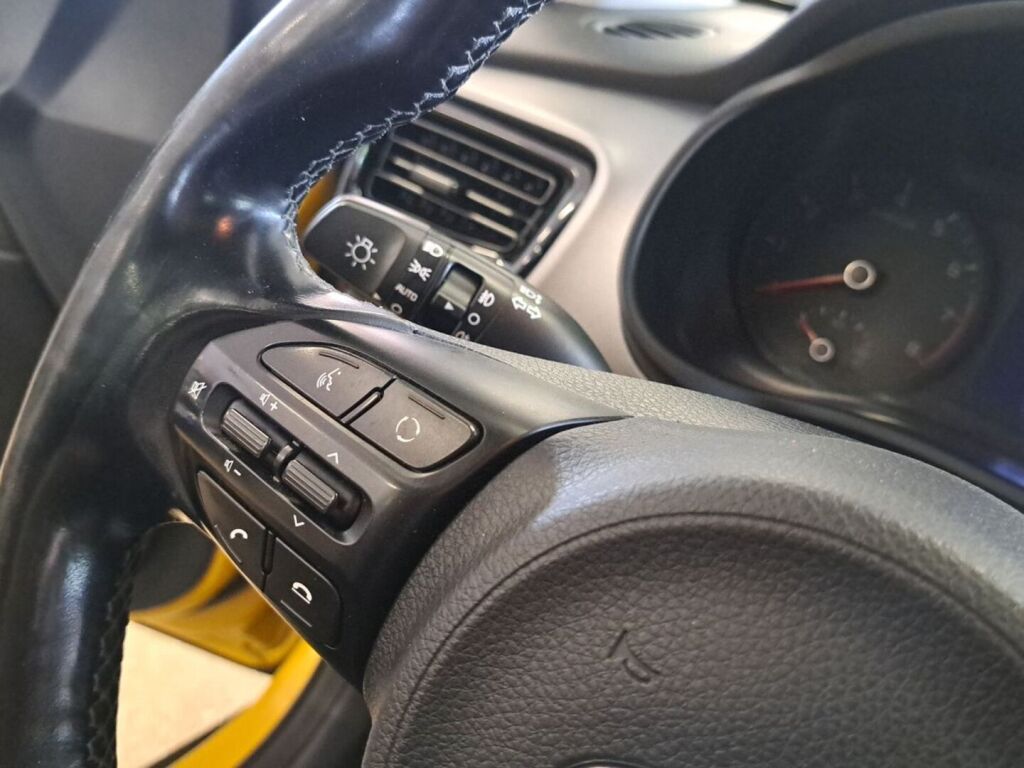 Kia Stonic 2018 Keltainen