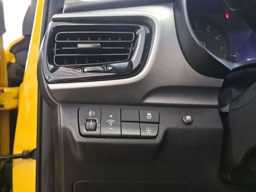 Kia Stonic 2018 Keltainen