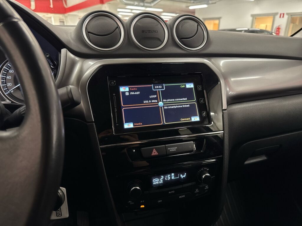 Suzuki Vitara 2020 Musta