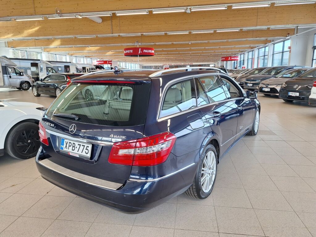 Mercedes-Benz E 2012 Sininen