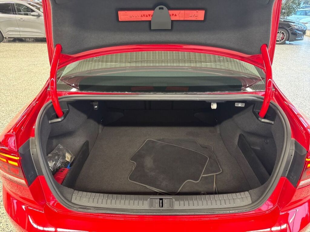 Volkswagen Passat 2020 Punainen