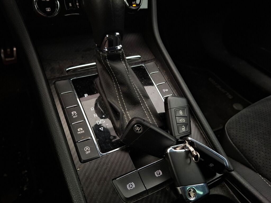 Skoda Superb 2020 Valkoinen