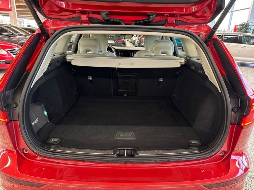 Volvo V60 2020 Punainen