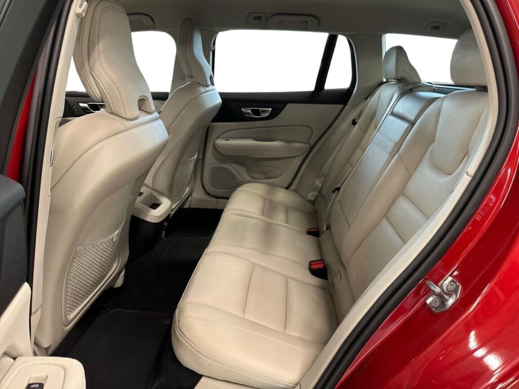Volvo V60 2020 Punainen