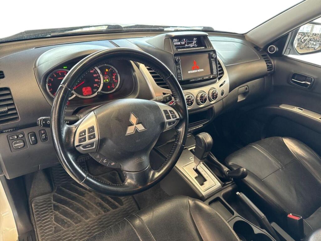 Mitsubishi L200 2015 Valkoinen