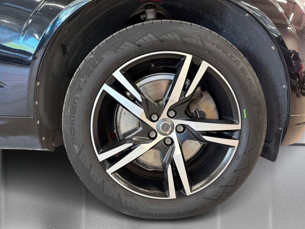 Volvo XC60 2021 Musta