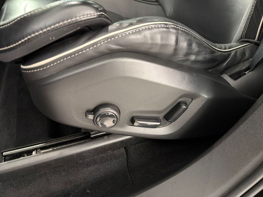 Volvo XC60 2021 Musta
