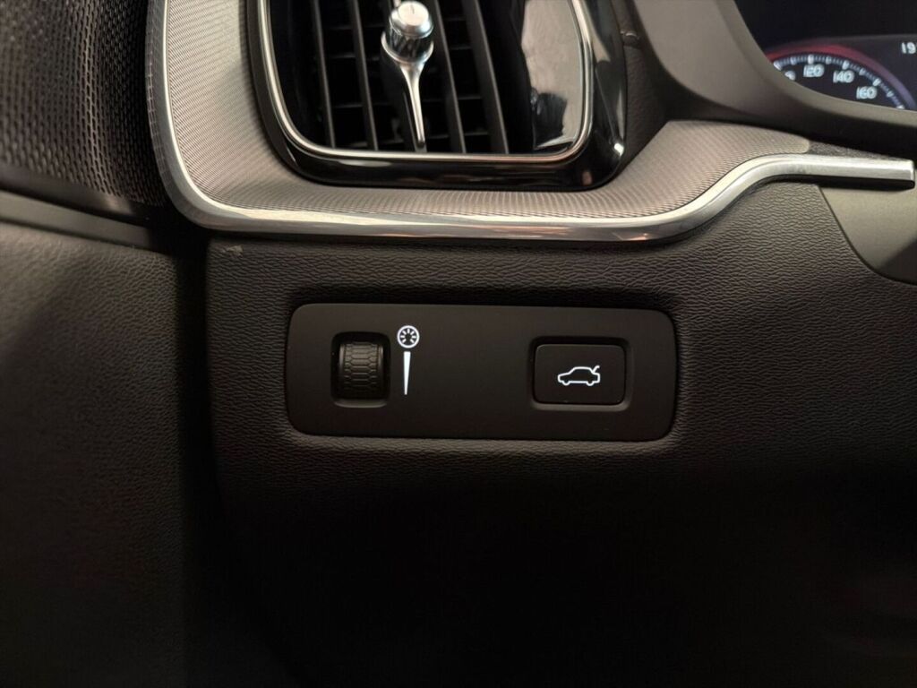 Volvo XC60 2021 Musta