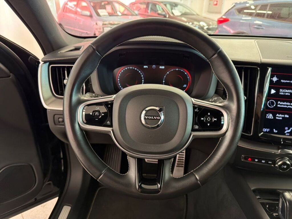 Volvo XC60 2021 Musta