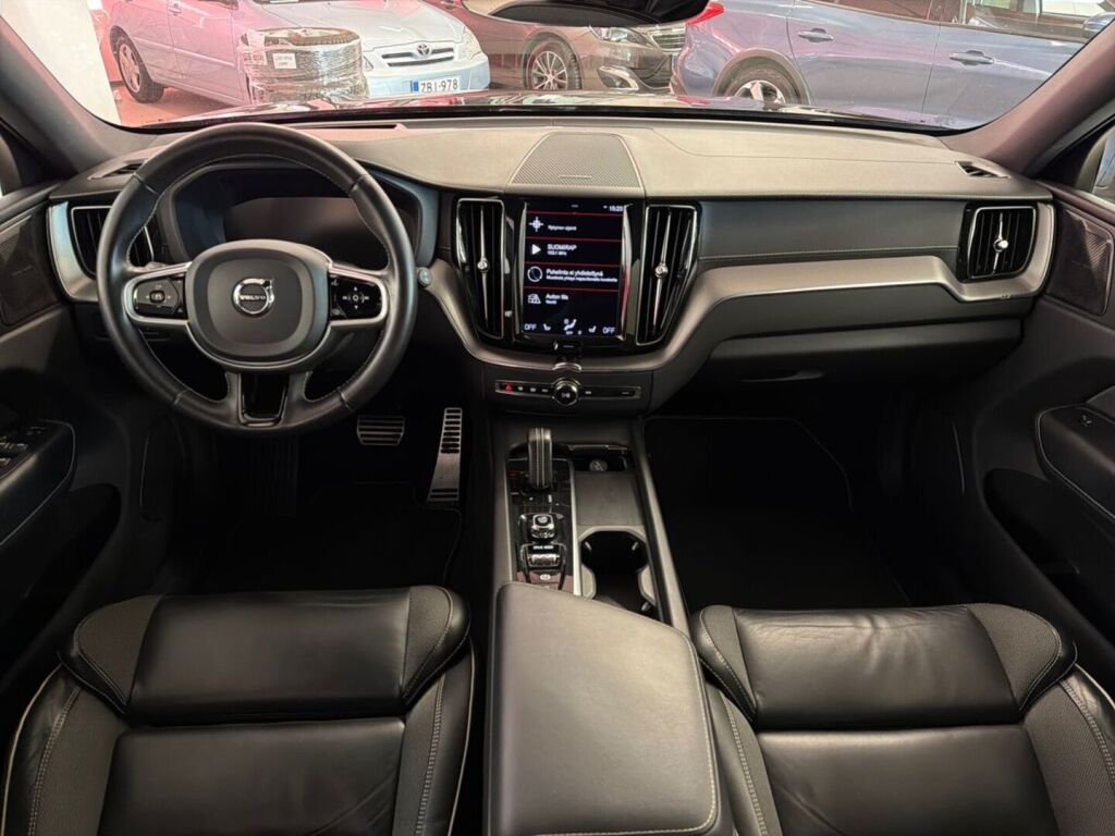 Volvo XC60 2021 Musta