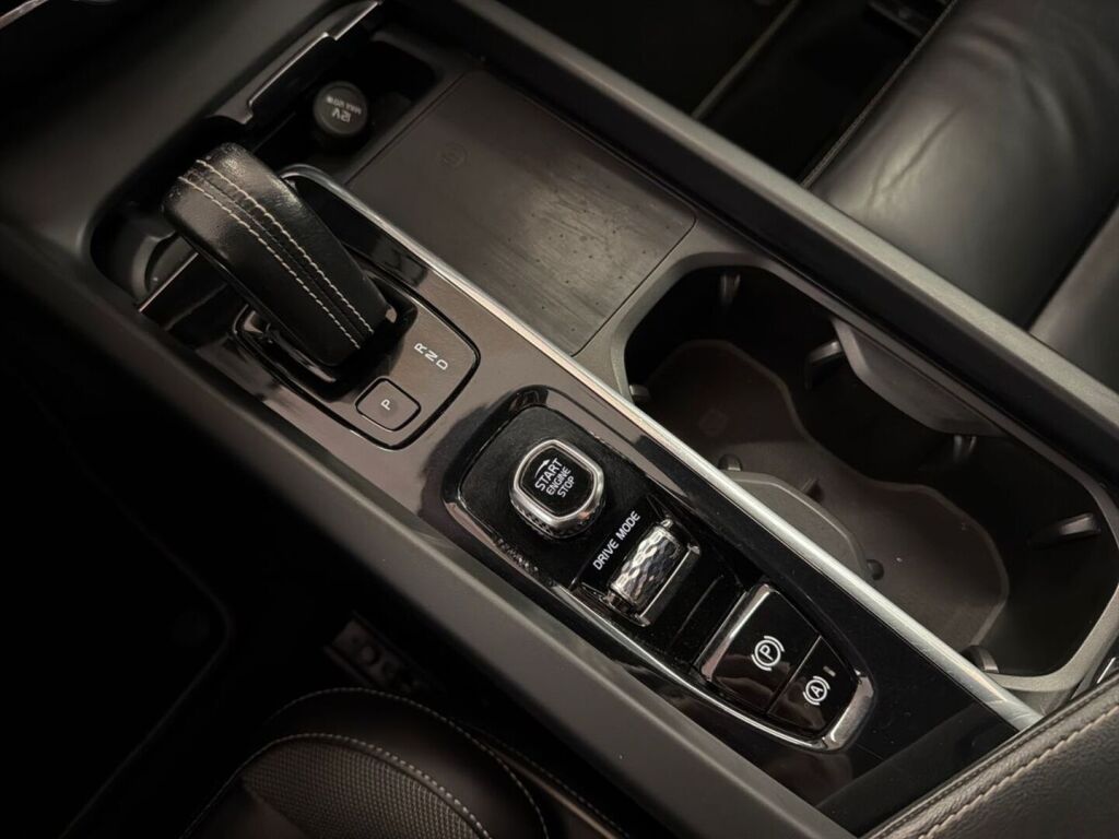 Volvo XC60 2021 Musta