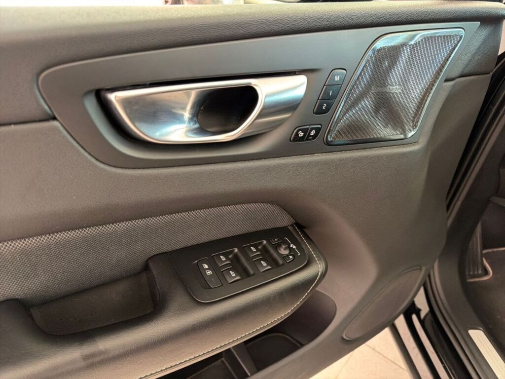 Volvo XC60 2021 Musta