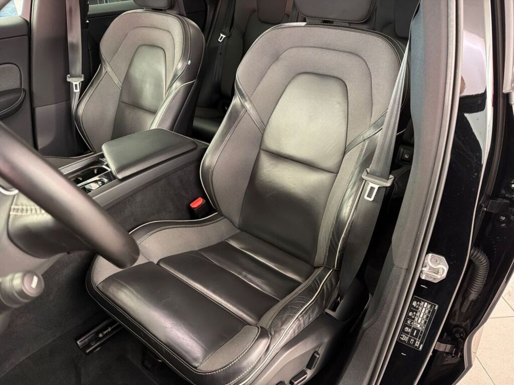 Volvo XC60 2021 Musta