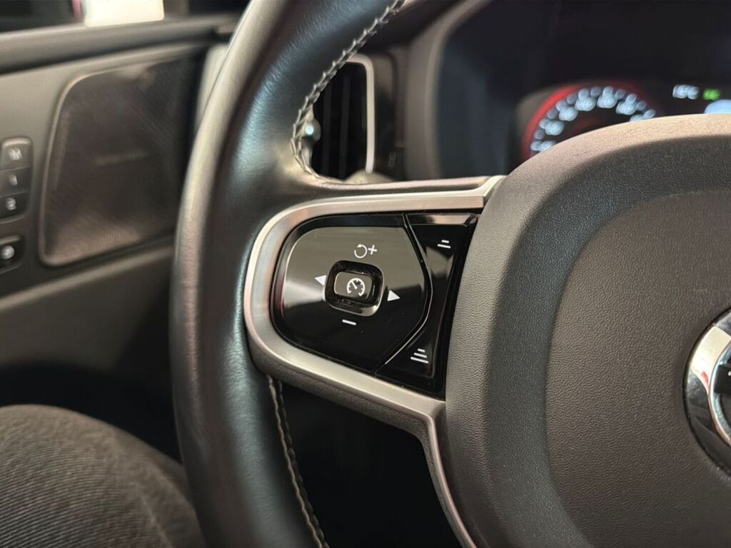Volvo XC60 2021 Musta