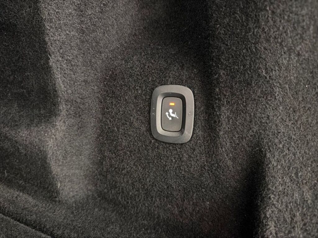 Volvo XC60 2021 Musta