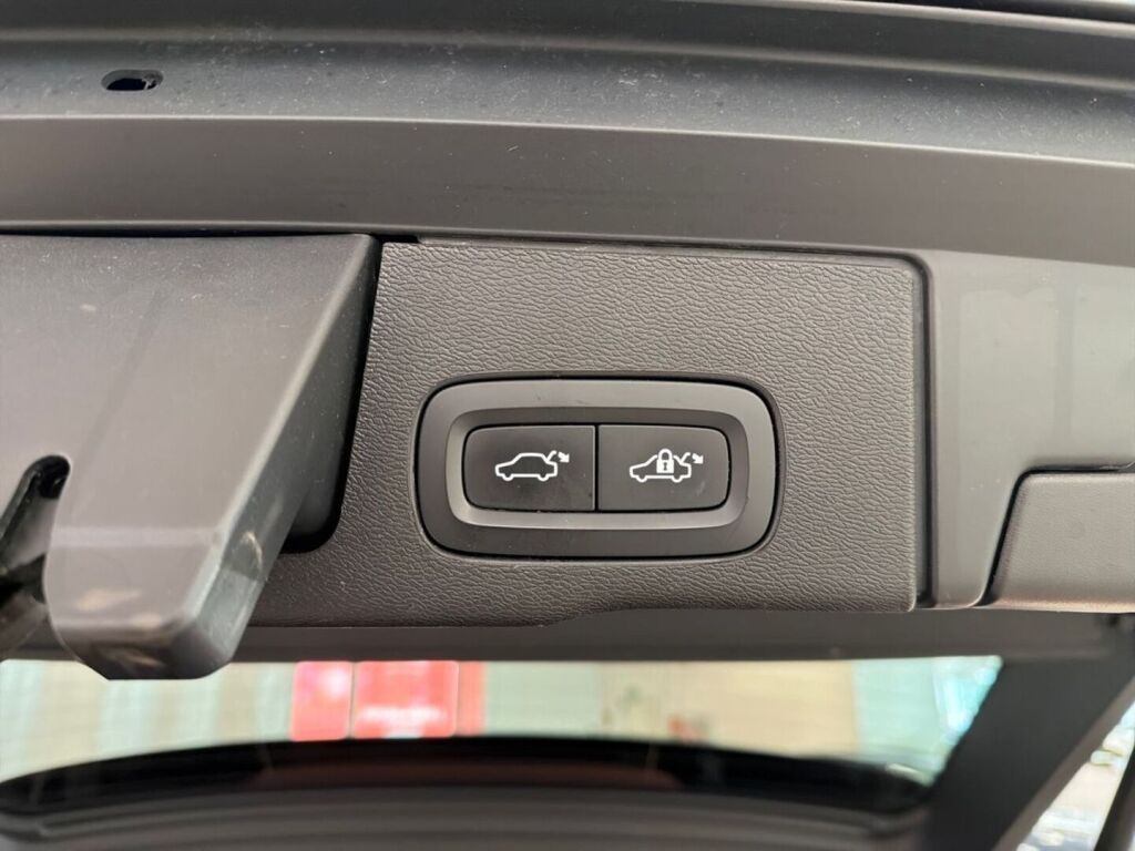 Volvo XC60 2021 Musta