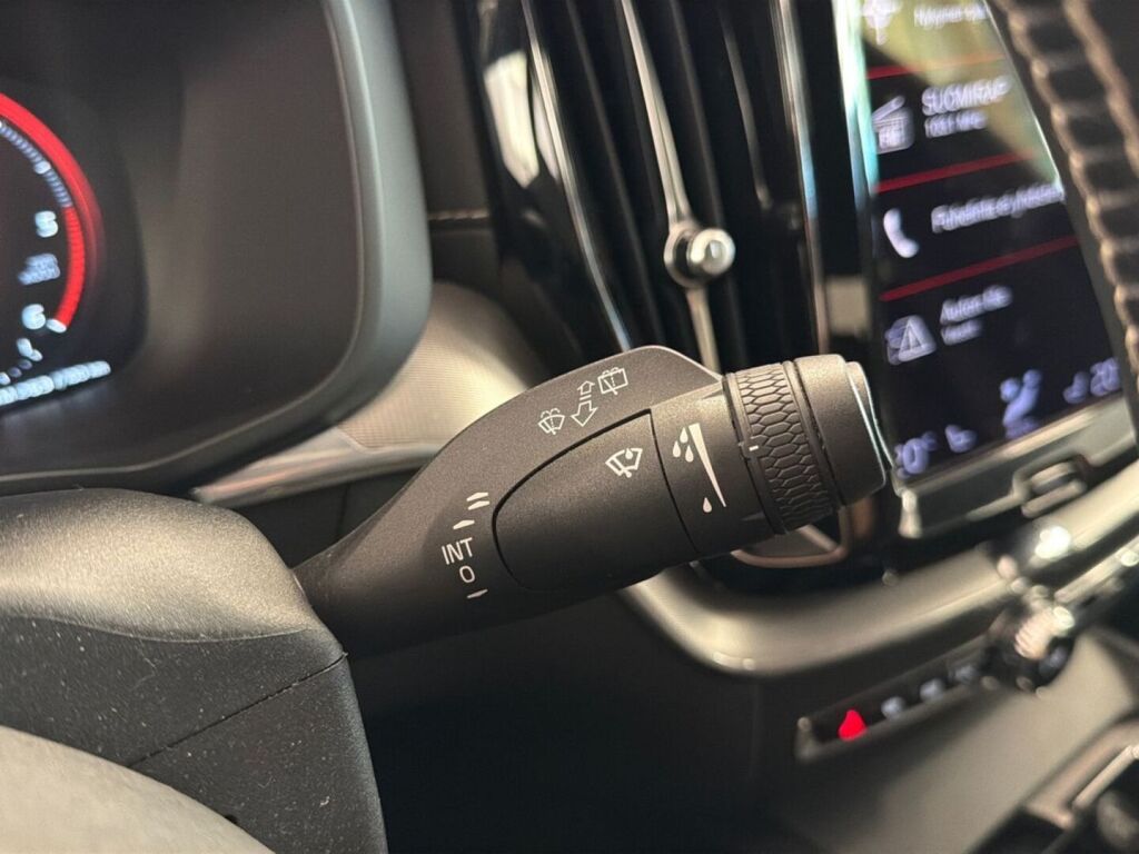 Volvo XC60 2021 Musta