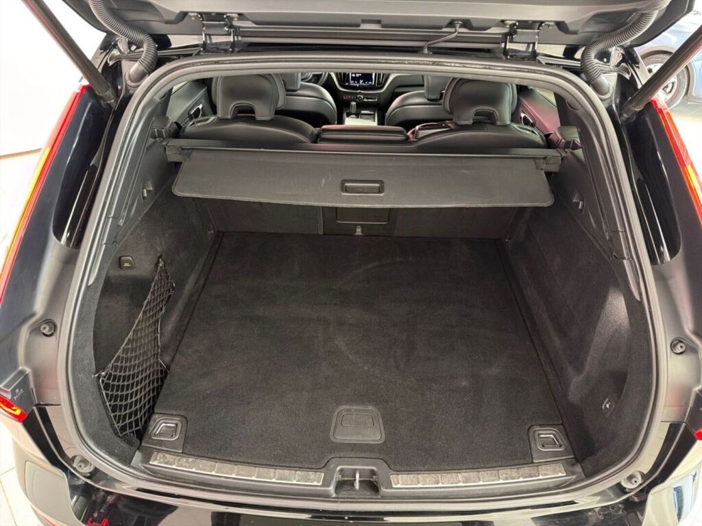 Volvo XC60 2021 Musta