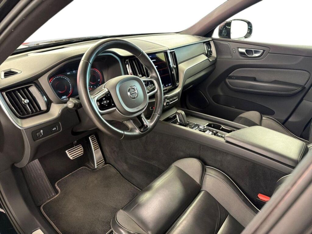 Volvo XC60 2021 Musta
