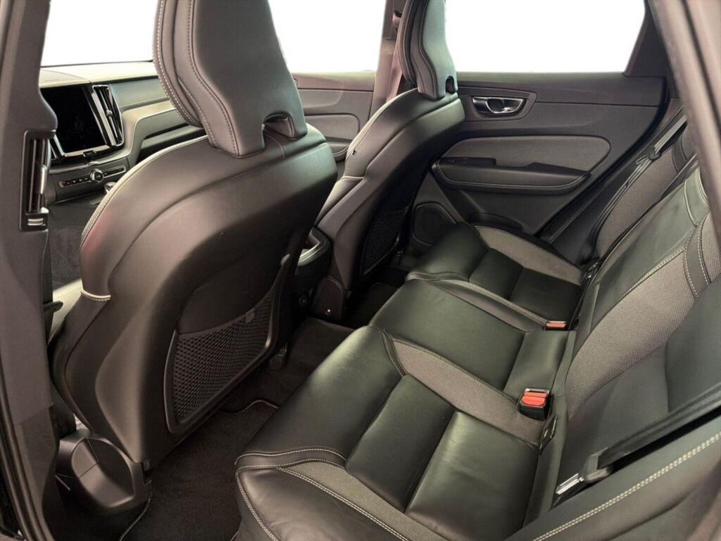 Volvo XC60 2021 Musta