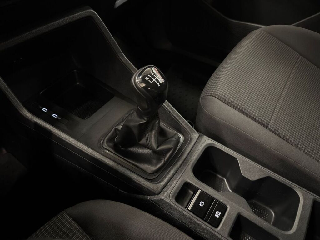 Volkswagen Caddy 2021 Musta