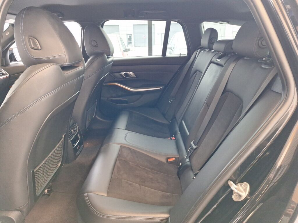 BMW 330 2021 Musta