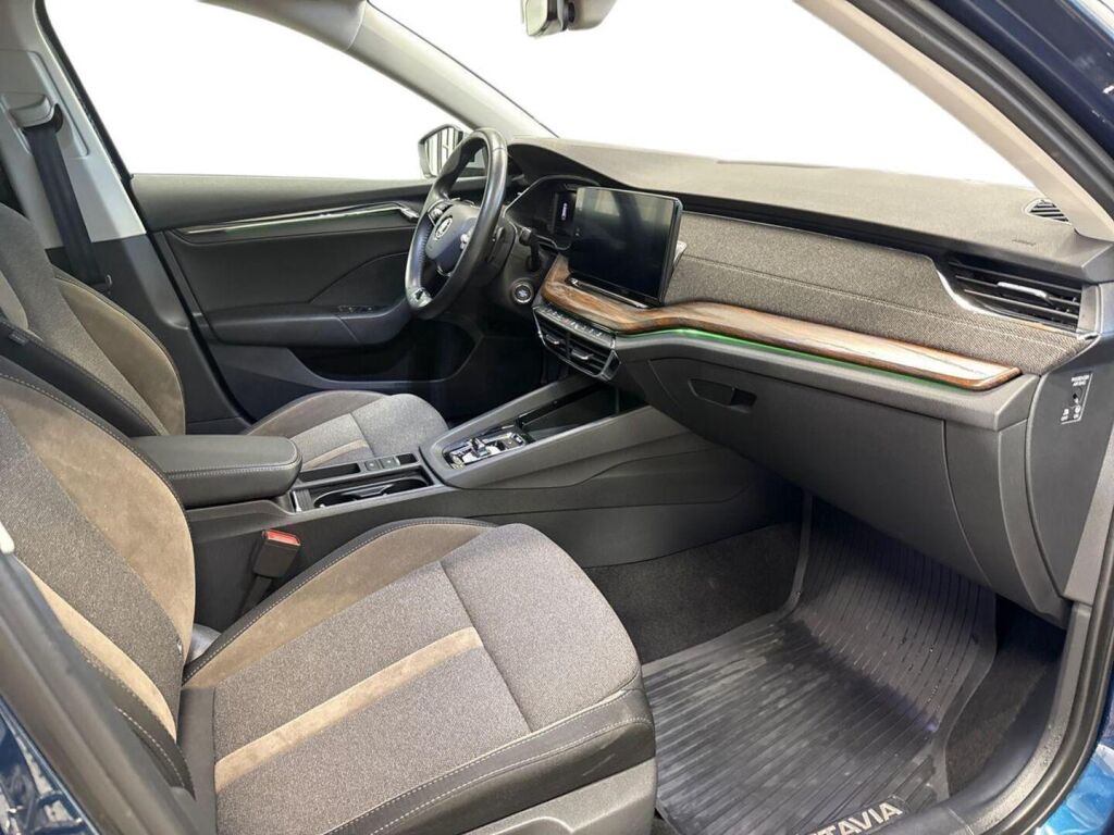 Skoda Octavia 2021 Sininen