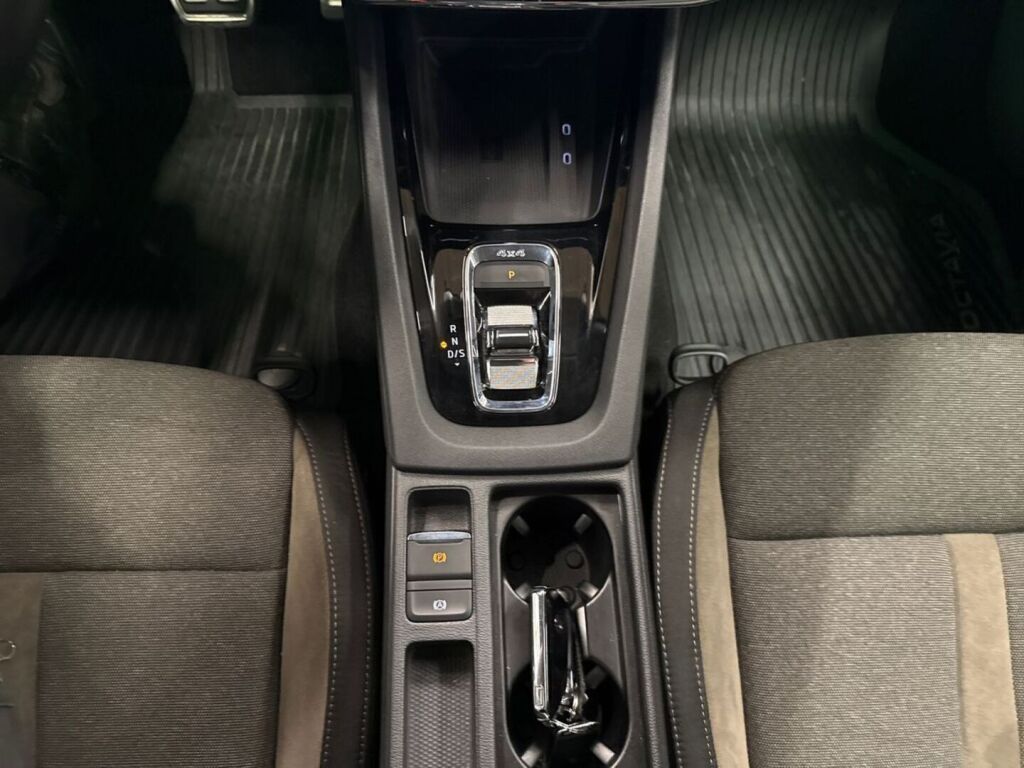 Skoda Octavia 2021 Sininen