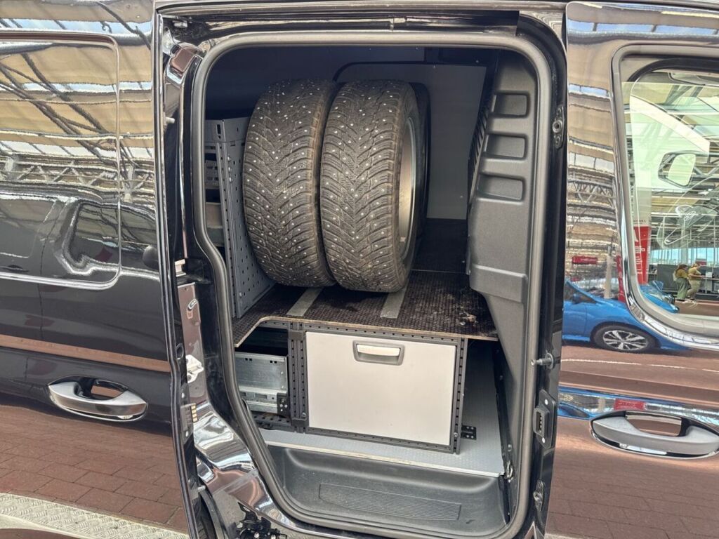 Volkswagen Caddy 2021 Musta