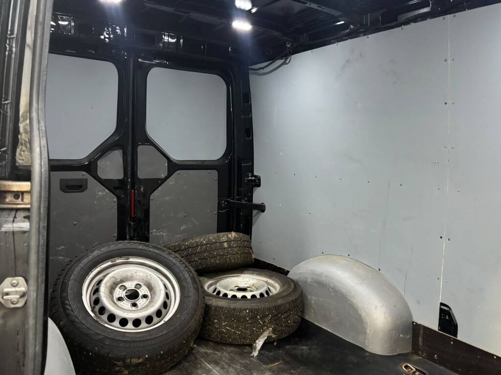 Volkswagen Crafter 2021 Musta