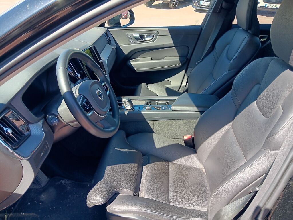 Volvo XC60 2023 Musta
