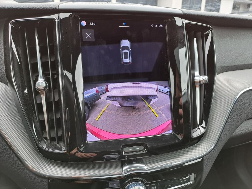 Volvo XC60 2023 Punainen