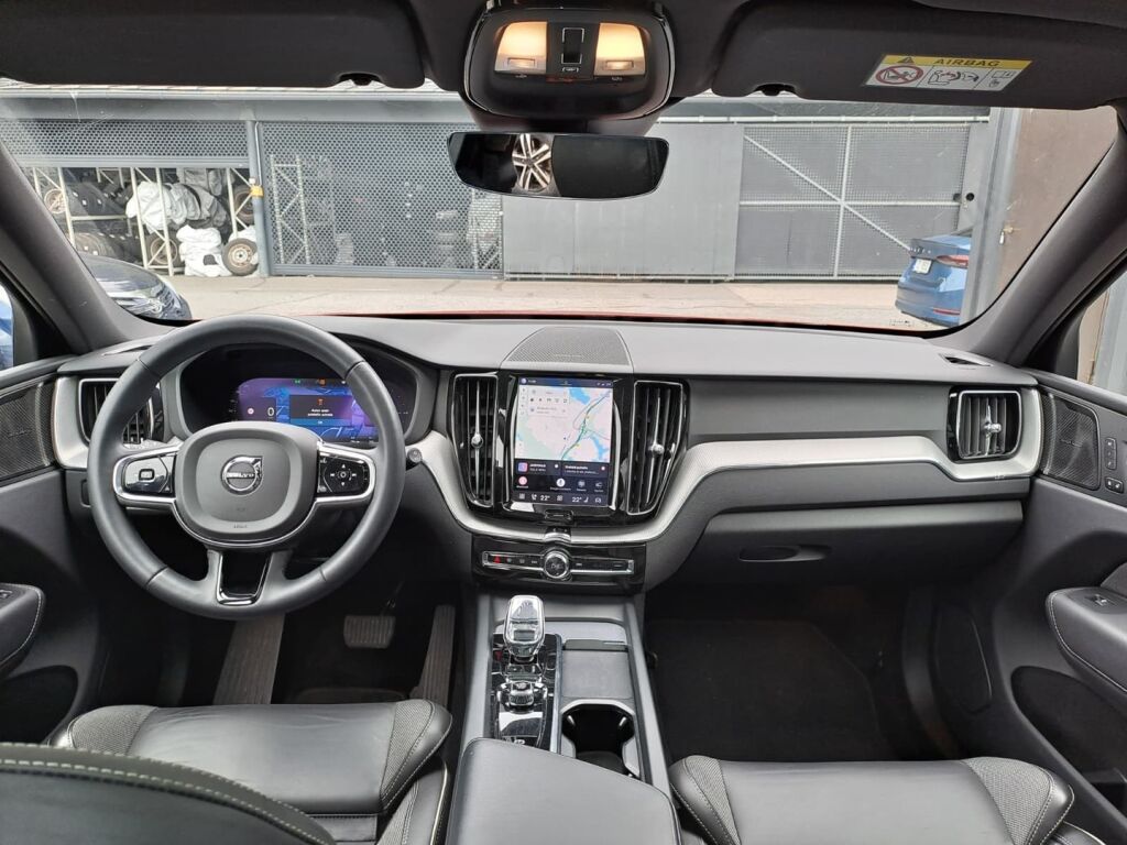 Volvo XC60 2023 Punainen