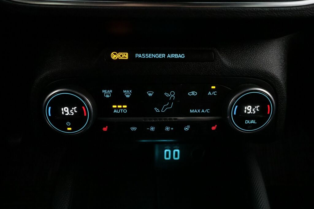 Ford Focus 2021 Musta