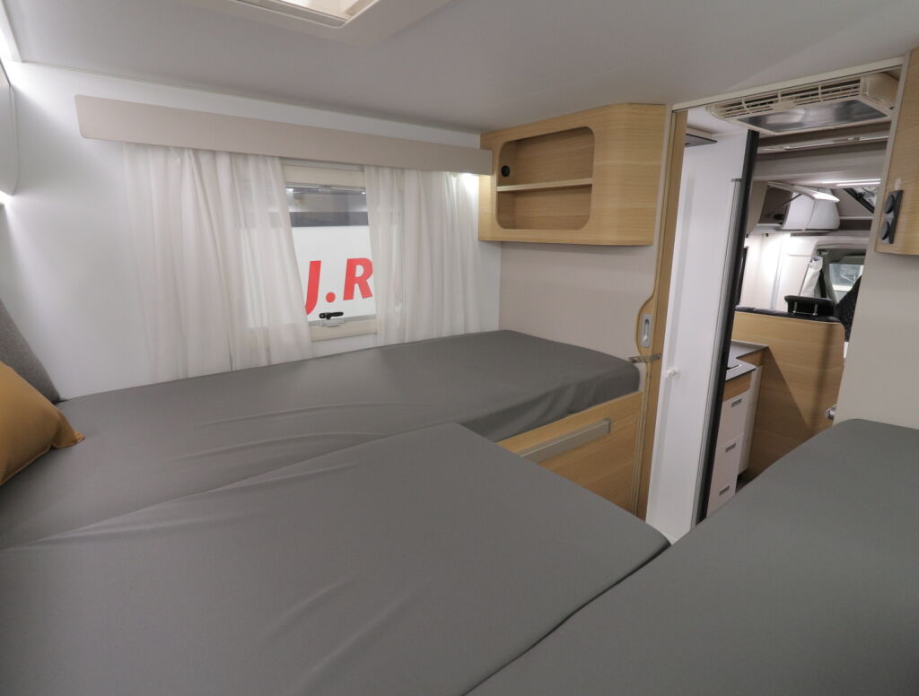 Adria MATRIX PLUS M 670SL 2021 Valkoinen