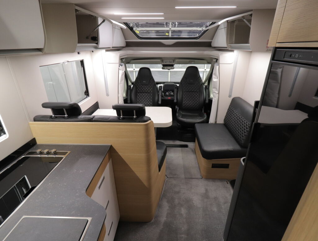 Adria MATRIX PLUS M 670SL 2021 Valkoinen